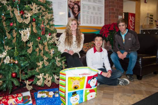 Read more about the article Students lend holiday helping hand