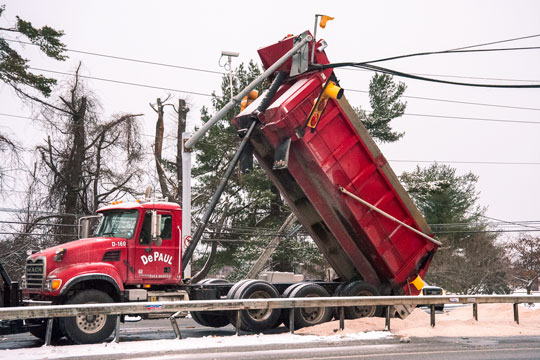 Read more about the article Salt truck hits traffic light