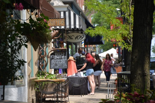 Read more about the article Sidewalk sale celebrates “independents”