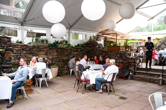 Read more about the article Outdoor dining draws praise