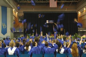 Read more about the article Unionville grads advised: ‘Wag more, bark less’